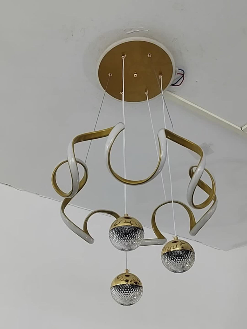 Wave-Shaped LED Pendant Light. Three Light Colors Are Adjustable, Height Is Adjustable. Suitable for Above The Dining Room, Bedroom, Study, And Living Room